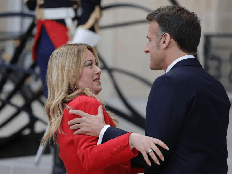 Puthje dhe përqafime  Meloni surprizohet nga  dashuria  e Macron