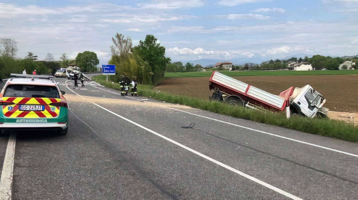 Kamioni përplaset me furgonin në Itali  humb jetën italiani  shqiptari në luftë me vdekjen