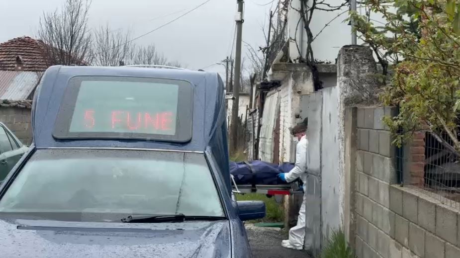 I moshuari u gjet i pajetë në banesë nga fqinjët, dyshohet për grabitje
