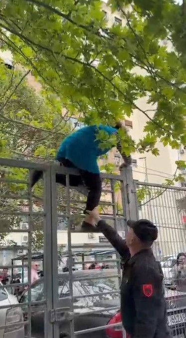 Kurbinsja hipën mbi kangjella dhe futet me forcë në oborrin e SPAK
