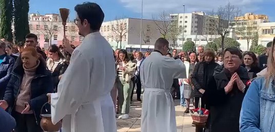 Besimtarët në Lezhë kremtojnë Pashkën me bekimin e bukës