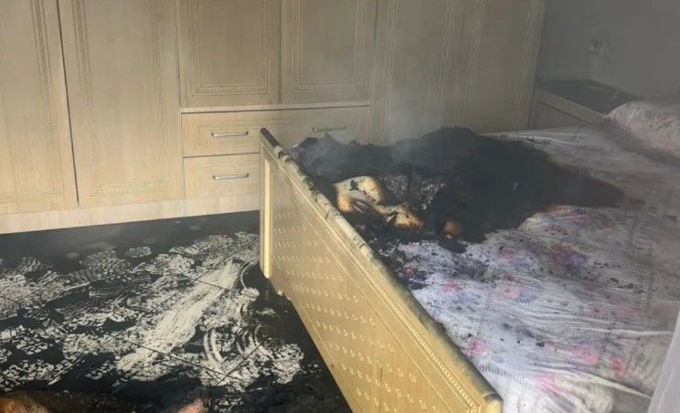 Pranë spitalit të Lushnjës  40 vjeçari i vë flakën banesës dhe largohet