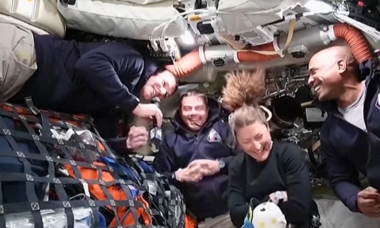 Artemis 2 drejt Hënës, astronautët flasin nga hapësira