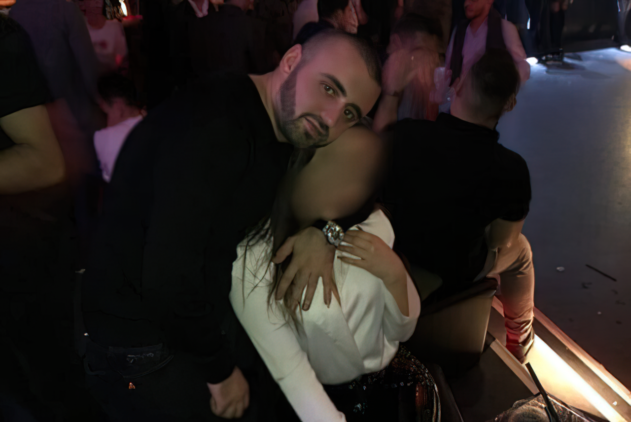 Vajzat e  Showbizit  zihen për paratë e tij  kush është  biznesmeni  Mir Pepa 