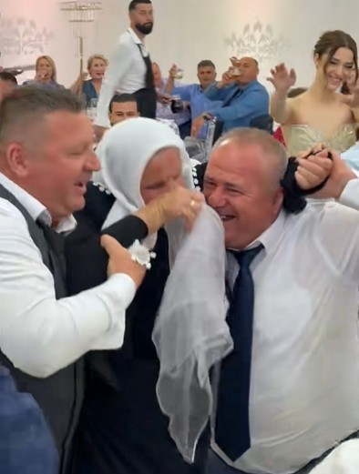 Gjyshja Bajame 90 vjeçare e  djeg  në dasmën e nipit  Djemtë e mbajnë mbi supe