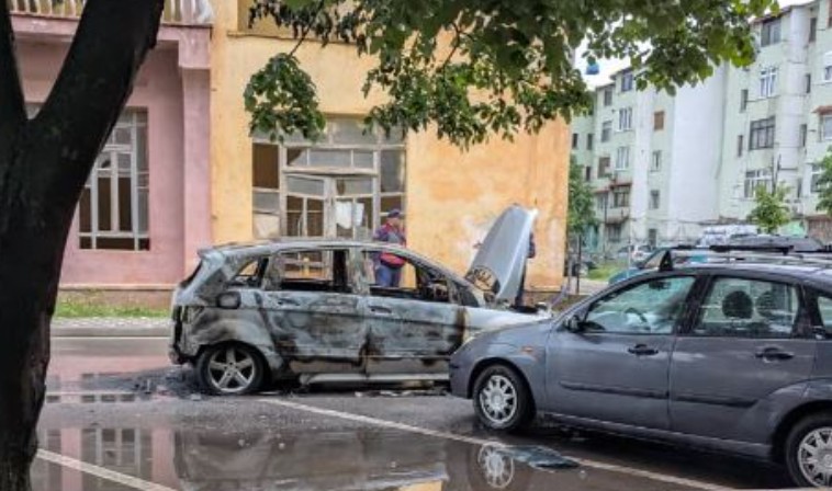 Digjet makina në Kukës, përfshihen nga flakët edhe dy makinat e parkuara pranë