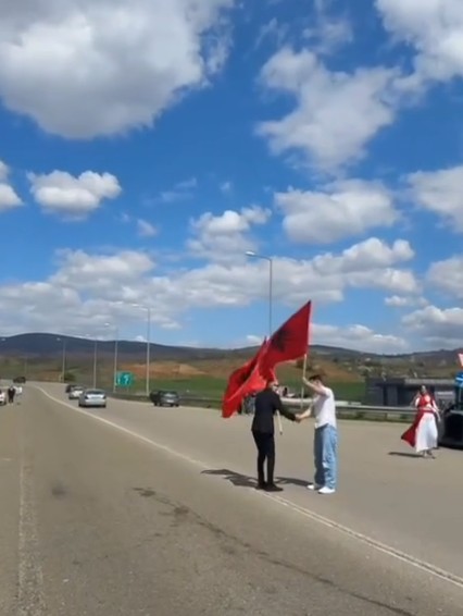 Dasmë pa flamur e bajraktar nuk bëhet  Vazhdon tradita në Suharekë 