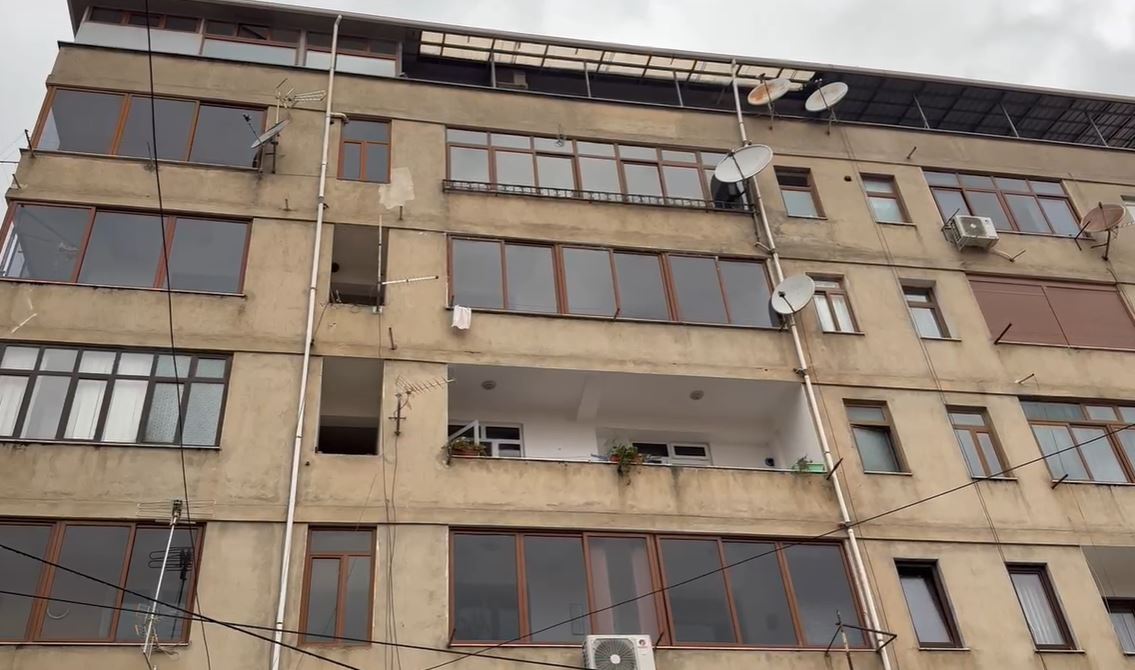 E moshuara në Vlorë tenton t i japë fund jetës  kërcënon se do hidhet nga ballkoni