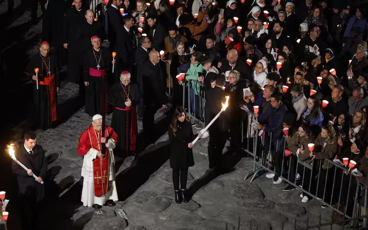 Historike! Papa Leoni XIV mban vetë kryqin gjatë gjithë së Premtes së Madhe