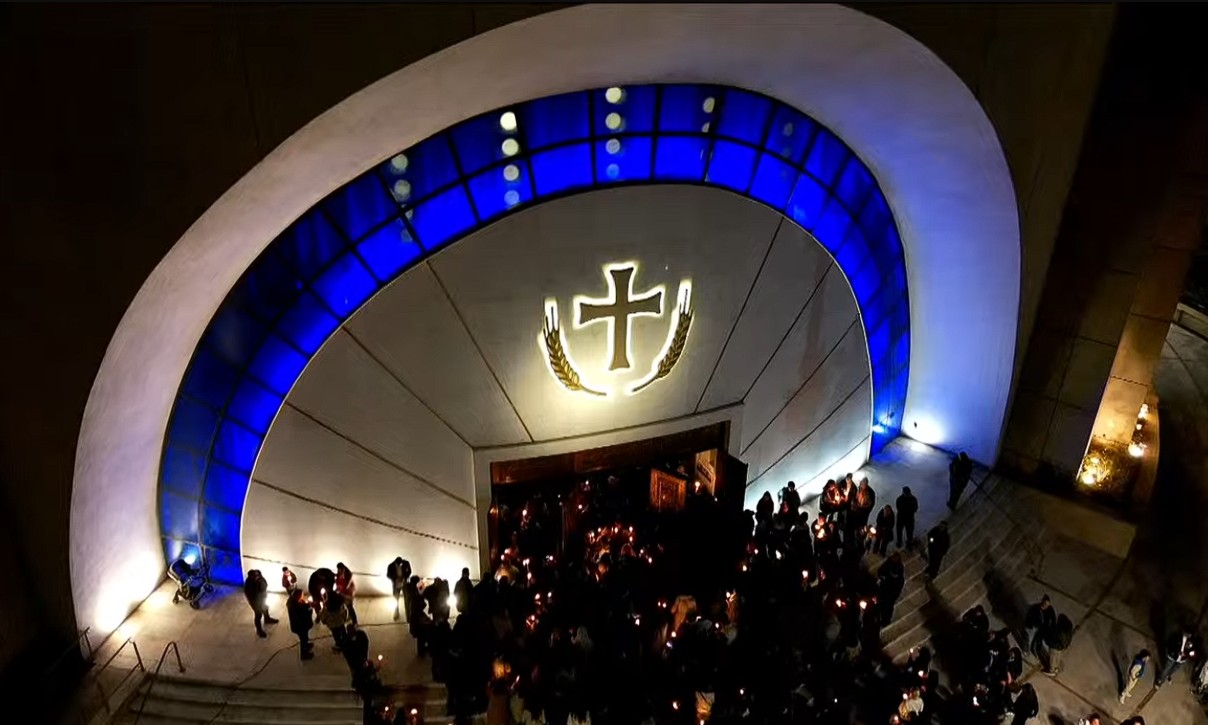 Në prag të Pashkës  momente të shenjta nga shërbesa e vajtimeve dhe Epitafit