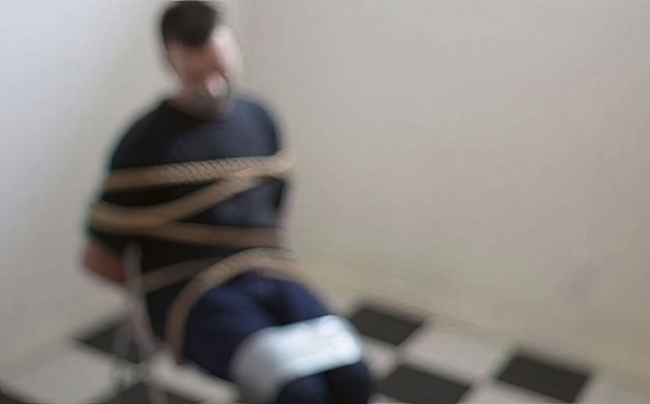 “Do t’ju vras”, 35-vjeçari merr peng prindërit, vetëplagoset gjatë ndërhyrjes së policisë