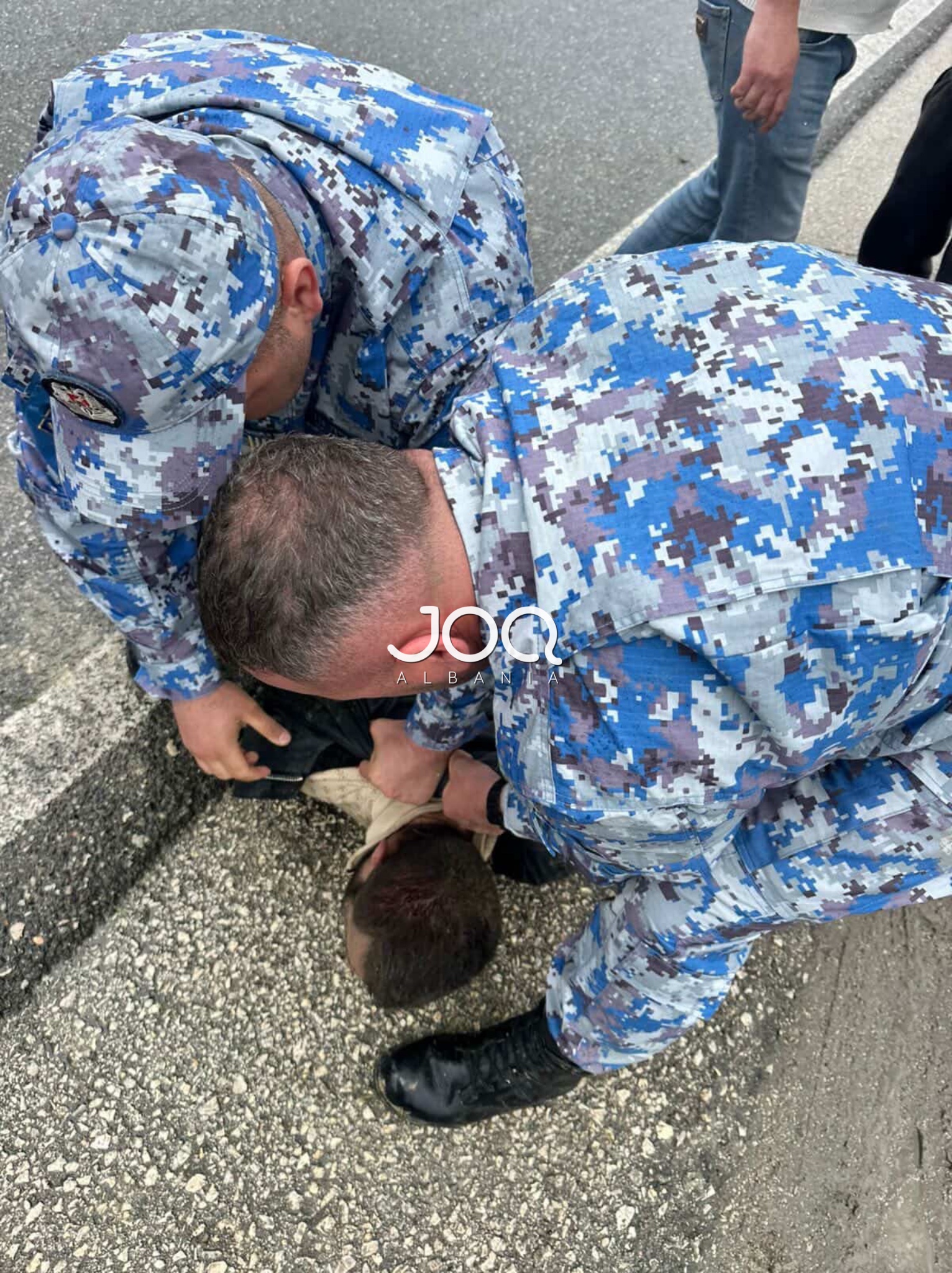 Përplasi 4 makina dhe kërcënoi qytetarët me hanxhar  34 vjeçari ishte i shpallur në kërkim