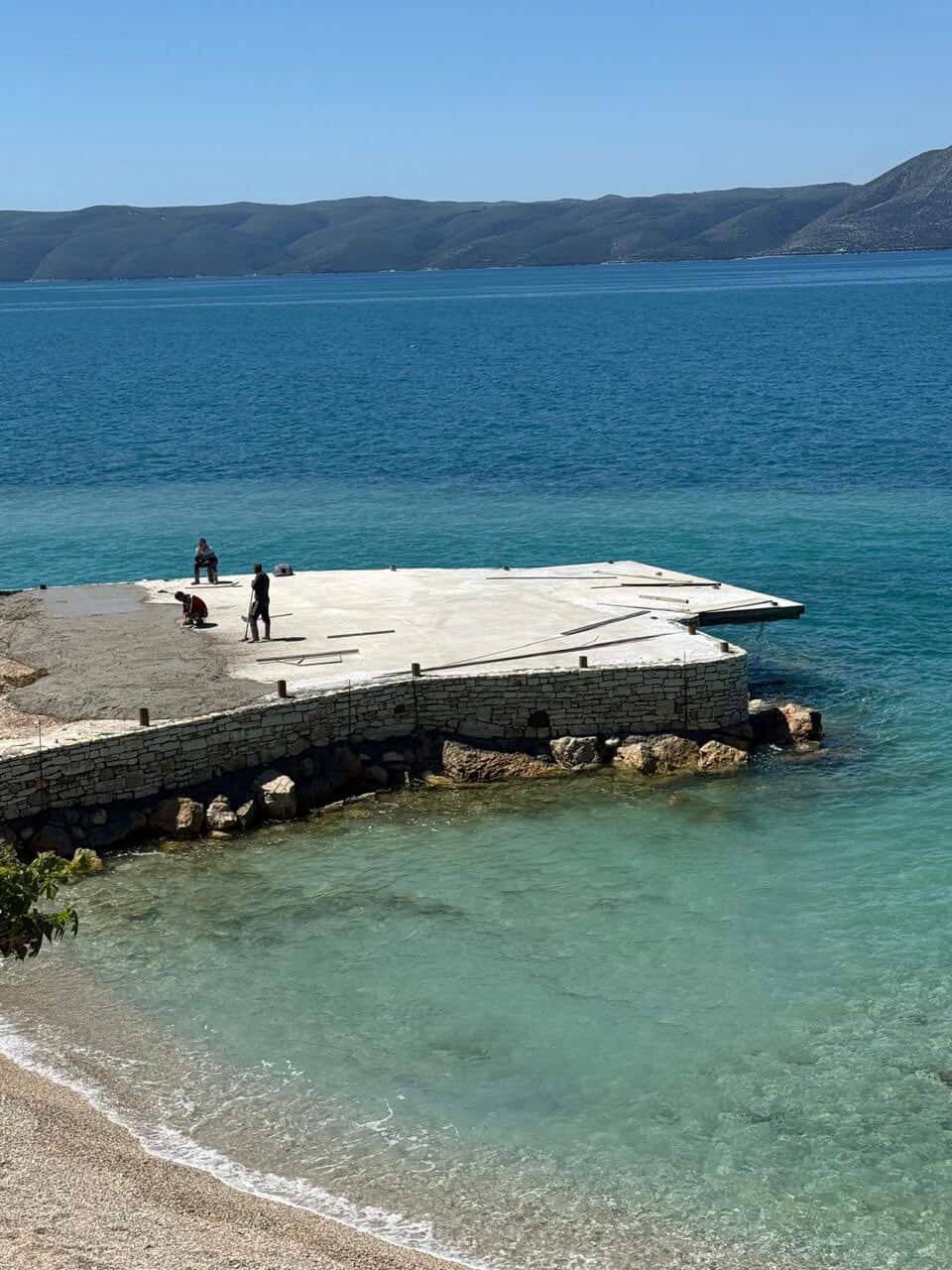 Kush po ndërton brenda detit në Radhimë 