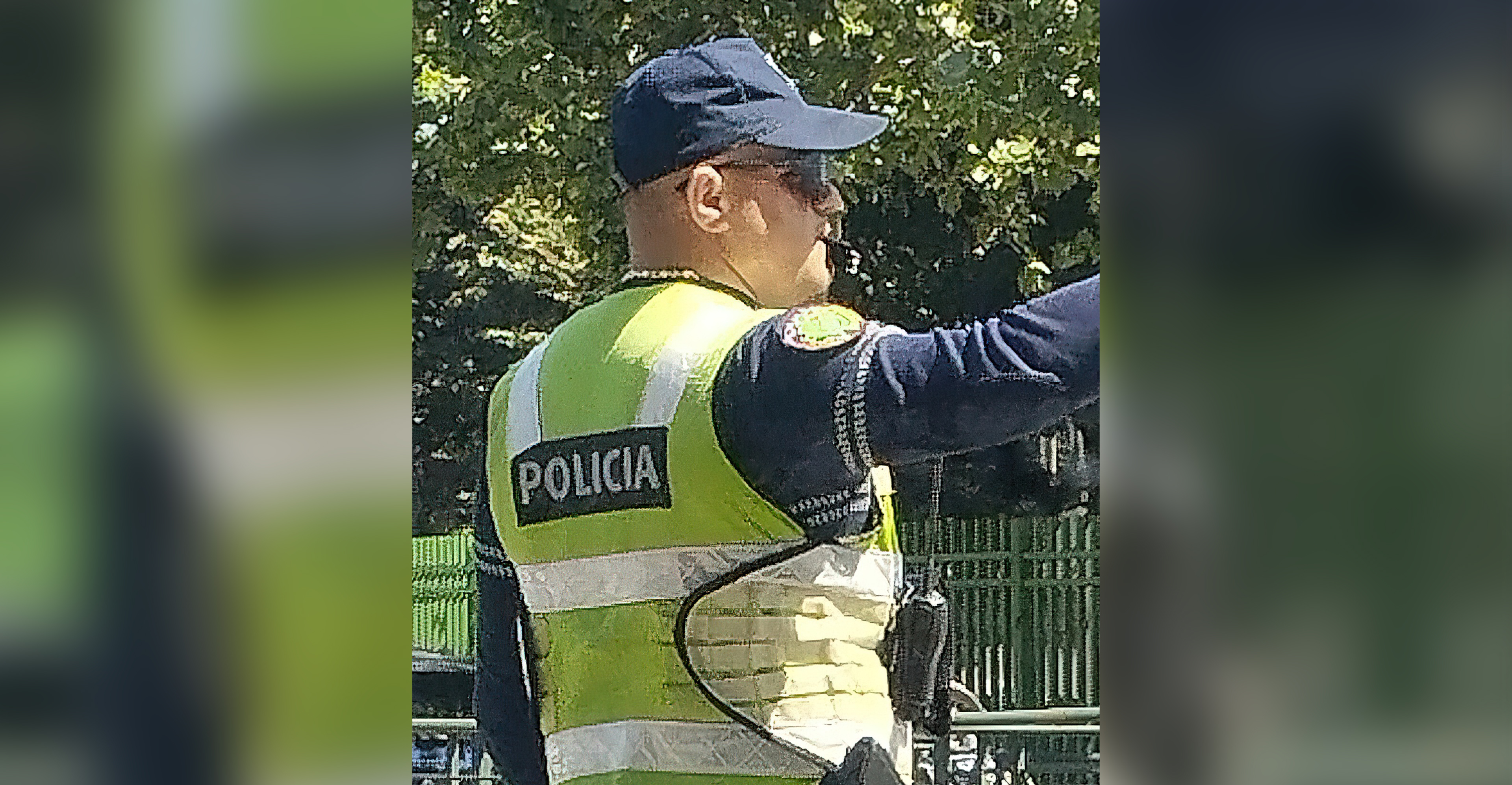 Qytetari pyet  A është normale që polici të mbajë një zinxhir kaq të trashë floriri 