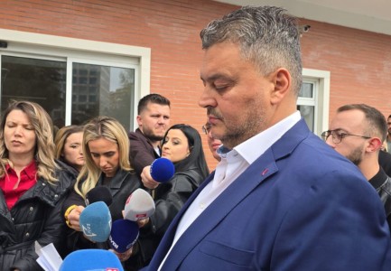 Plas brenda PD së  të përjashtuarit duan ballafaqim me Sali Berishën 