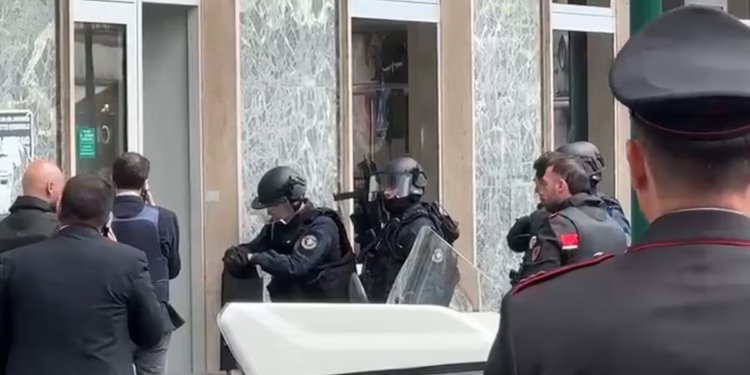 La Casa de Papel në Napoli  Grabitet banka  policia liron 25 pengje