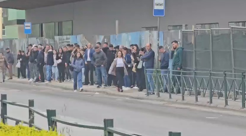 1 orë pritje dhe autobusë të tejmbushur, por shqiptarët vijojnë të heshtin
