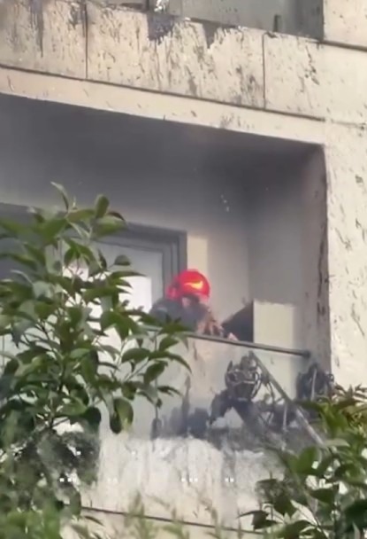 Zjarrfikësi bëri detyrën dhe e shpëtoi  por përqafimi ndaj të moshuarës e bën hero