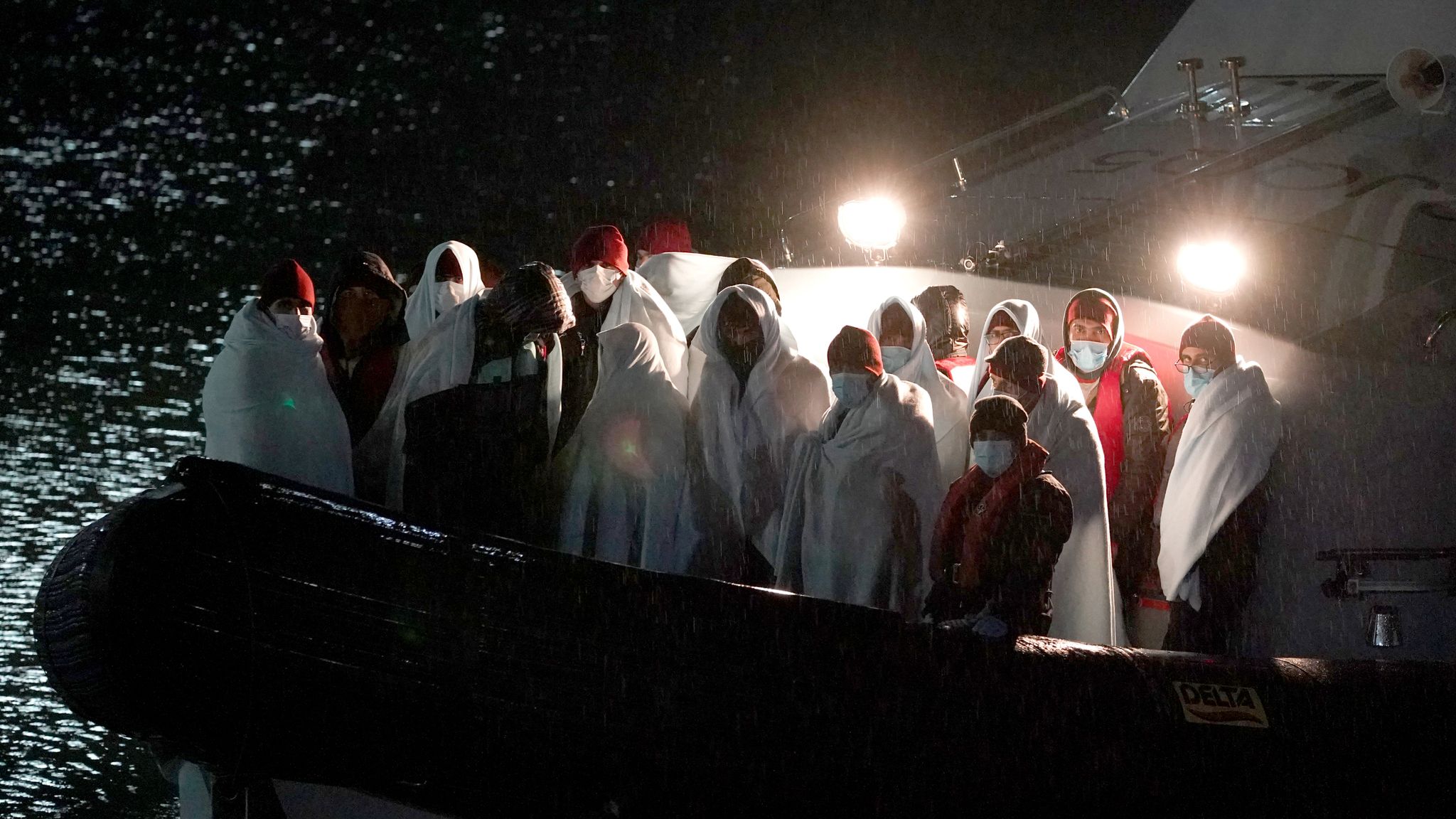 Tragjedi në Mesdhe  Përmbyset varka me emigrantë  dyshohet për të paktën 70 viktima