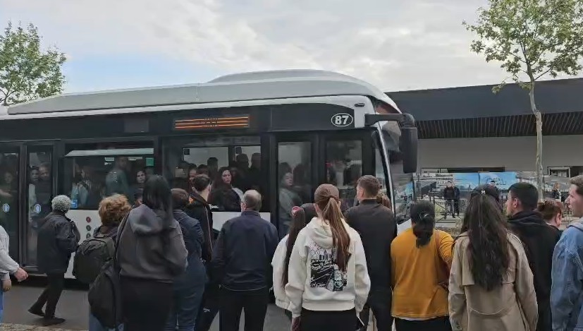 Pas dy ditësh torturë në stacione, shoqata e transportit dhe qeveria arrijnë marrëveshje!