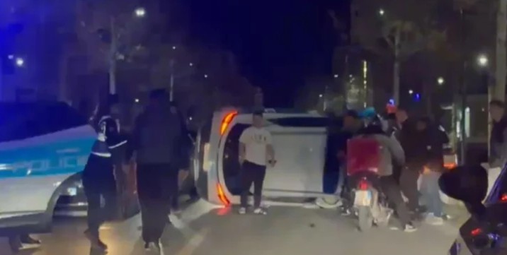 Po arratisej  15 vjeçari vlonjat përmbys mjetin e policisë  plagosen 2 efektivë 
