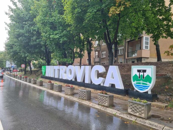Asamblistët në Mitrovicën e Veriut miratojnë largimin e mbishkrimit “Unë e dua Mitrovicën”