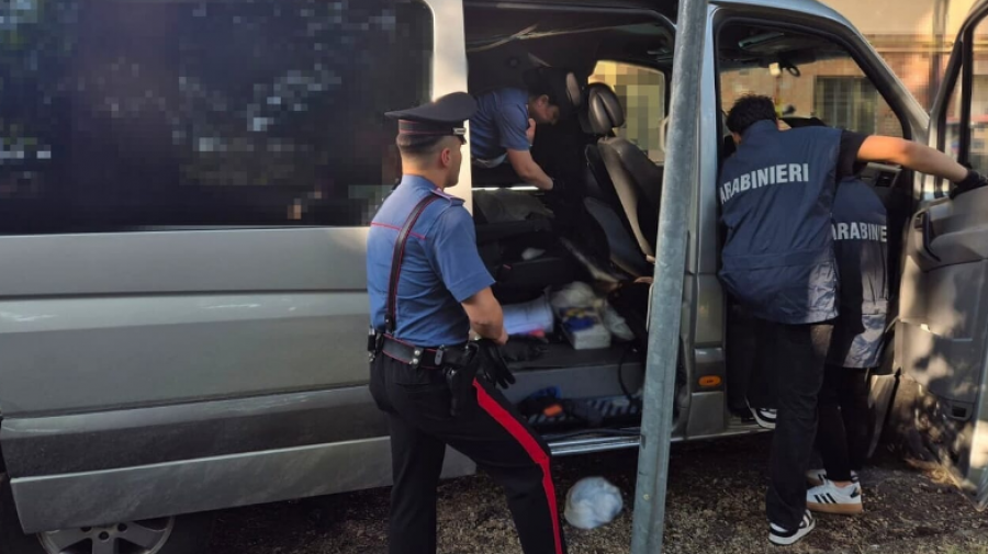 Kapet furgoni me targa shqiptare “full me coco”: Po vinte nga Spanja drejt Italisë, arrestohen tre të rinjtë