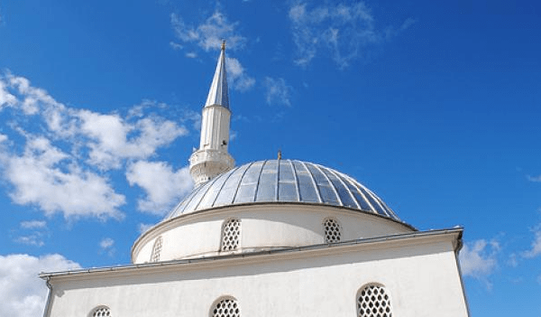 Hajnat thyejnë xhaminë në Keqekollë, marrin arkën me para