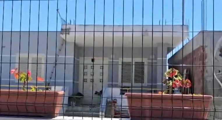 Frika nga hakmarrja  familja e Radaçit largohet  i vë drynin shtëpisë