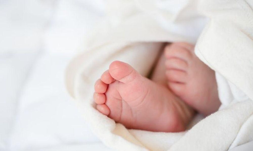 Nëna e lindi në tualetin e spitalit  ndërron jetë foshnja shqiptare