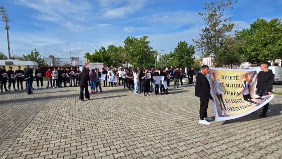 Aksidenti tragjik u mori jetën fëmijëve  durrsakët marshojnë me pankarta në duar
