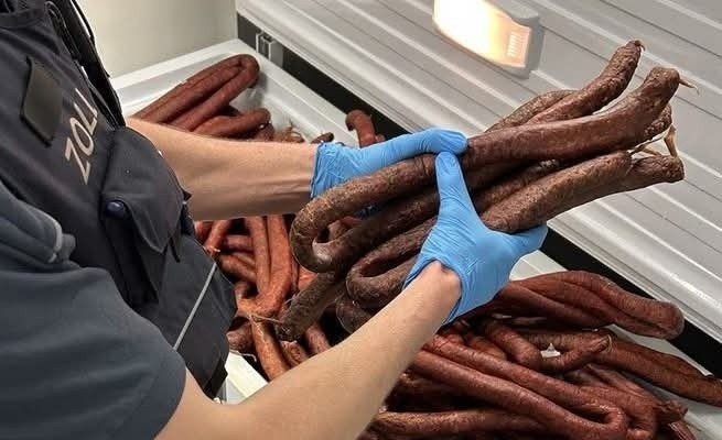 Kjo është kompania ku u gjetën 250 kilogramë suxhuk dhe cigare