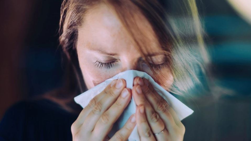 Hunda e bllokuar, lodhja dhe dhimbja e kokës: Virusi që po mbush ambulancat dhe shpesh ngatërrohet me alergjinë