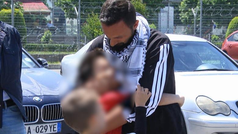 U rrëmbye nga izraelitët  aktivisti shqiptar Baki Goxhaj mbërrin në Shqipëri