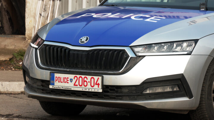 Një grua i bën për spital dy policë në Prizren, e dyshuara dërgohet në mbajtje për 24 orë