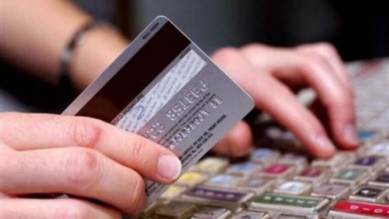 Qytetarët të zhytur në kredi: Vlera e huave bankare arrin miliarda euro