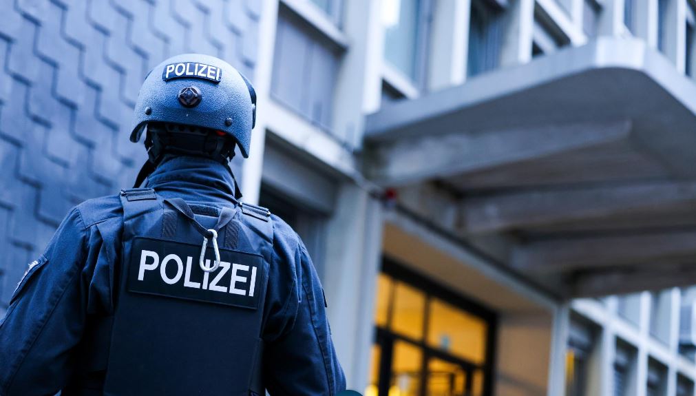 15 vjeçari në Gjermani sulmon me çekiç një kosovar dhe një irakian, gjykohet për racizëm