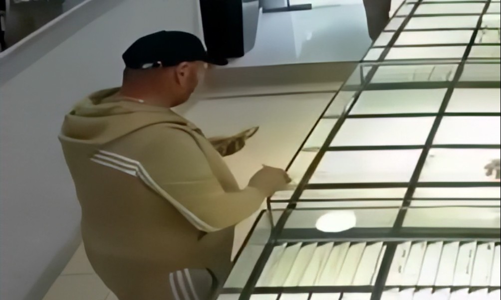  Boli  me kapele shet arin fallco dhe ikën me vrap