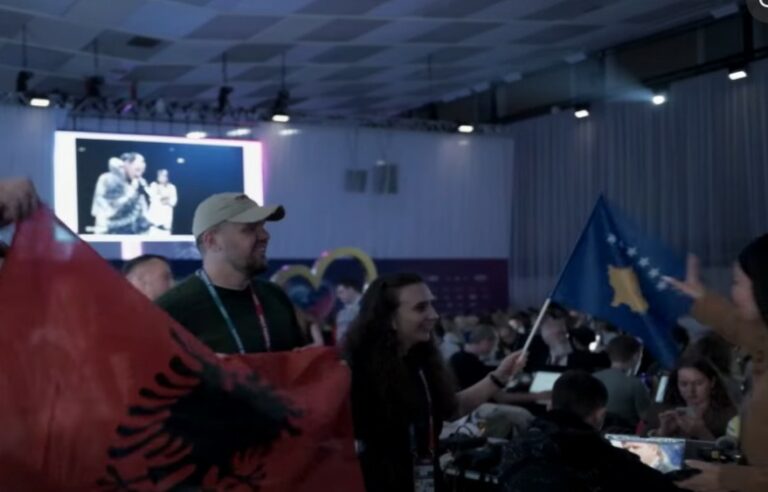 Incident në Eurovision, delegacionit serb i pengon flamuri i Kosovës