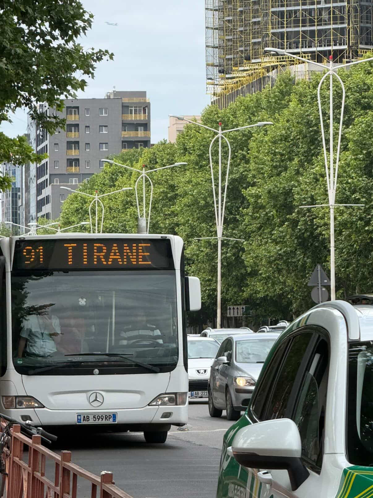  Dera e autobusit u mbyll para kohe dhe shtypi nënën time  shoferi iranian po trajnohej 
