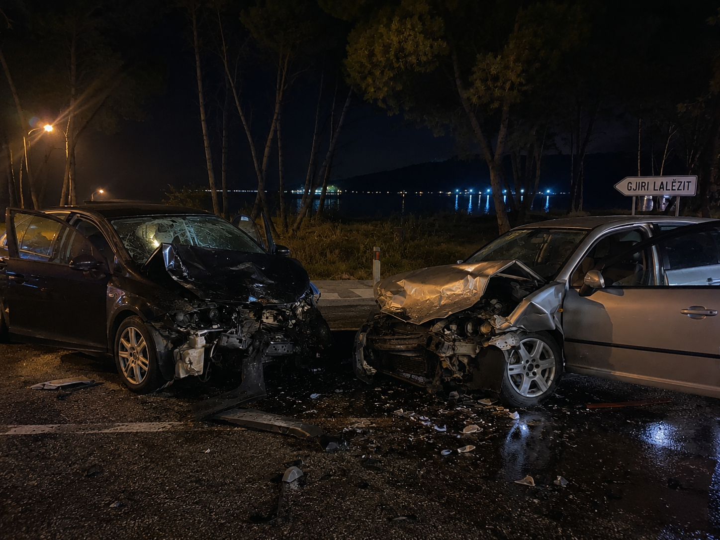 Dy shoferët  tapë  përplasen kokë më kokë në Gjirin e Lalëzit  humb jetën pasagjeri