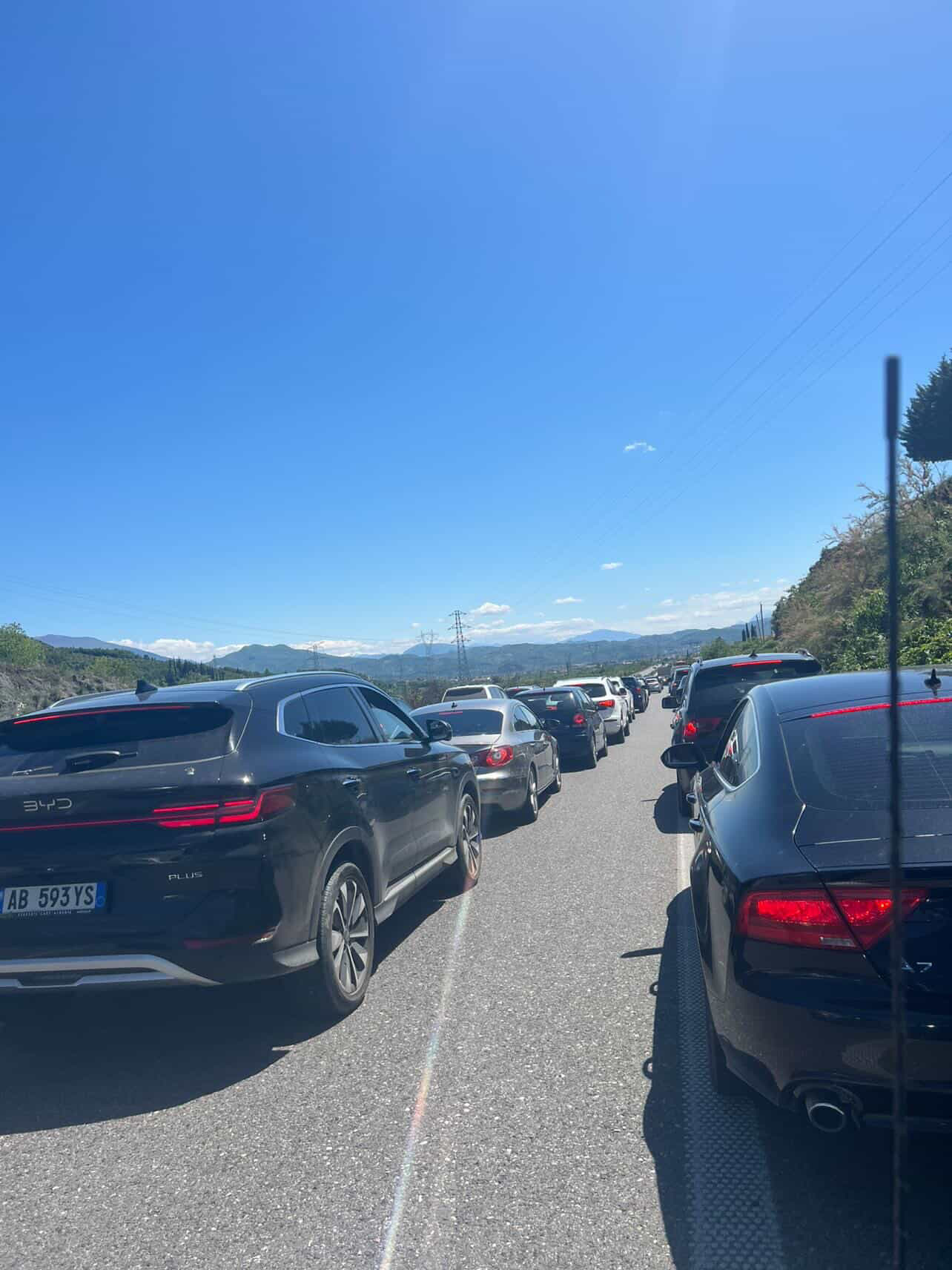 Trafik i rënduar në hyrje të Elbasanit  radha e automjeteve arrin deri në 6 km