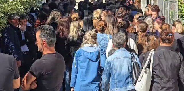 Durrësi në zi, qytetarë të shumtë ngushëllojnë familjet e dy fëmijëve