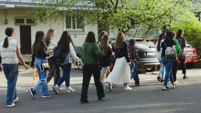 Vajzat ikin në Tiranë  çunat e fshatrave mbeten pa nuse