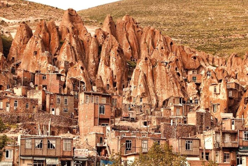 Fshati 700 vjeçar ku banorët jetojnë në shkëmbinj vullkanikë