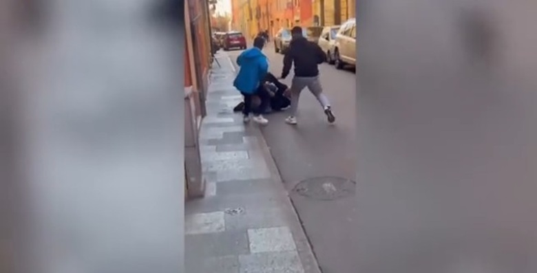 Hyri me makinë mes turmës në Modena  kalimtarët neutralizojnë autorin