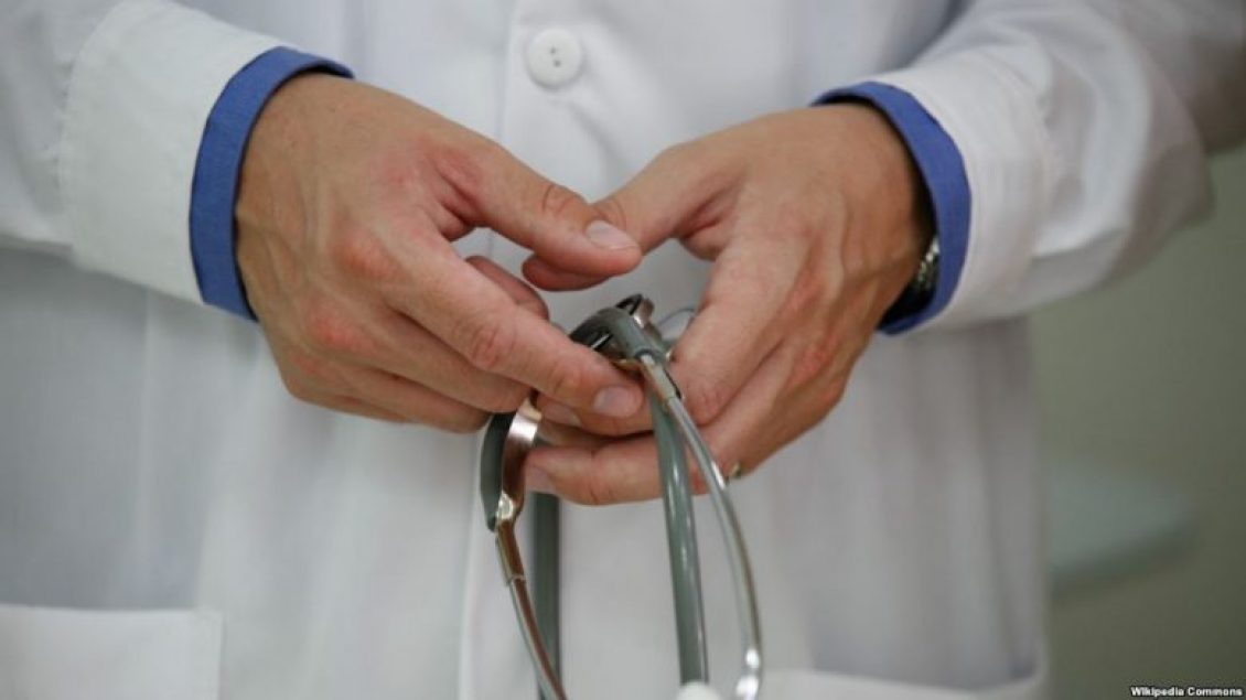 Dy mjekë në spitalin e Vushtrrisë arrestohen për marrje ryshfeti