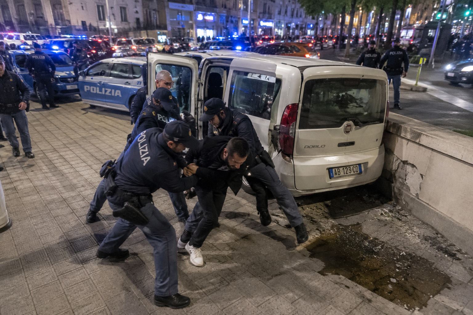 shqiptari-me-500-mije-€-dhe-kokaine-perplas-patrullen-e-policise-gjate-arratisjes