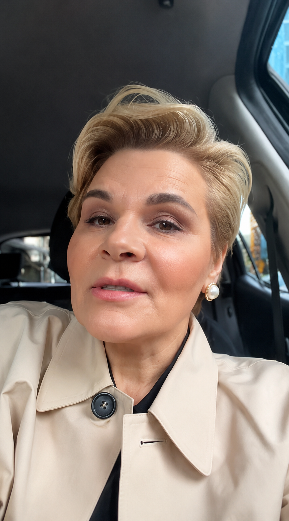 Monika Kryemadhi: Jam e papunë, mos më bini në qafë