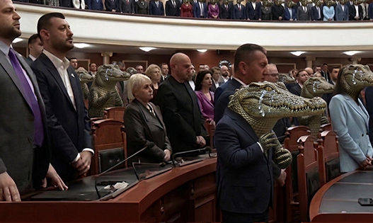 Lotë krokodili në Kuvend: Deputetët “qajnë” për dy të miturit në Durrës